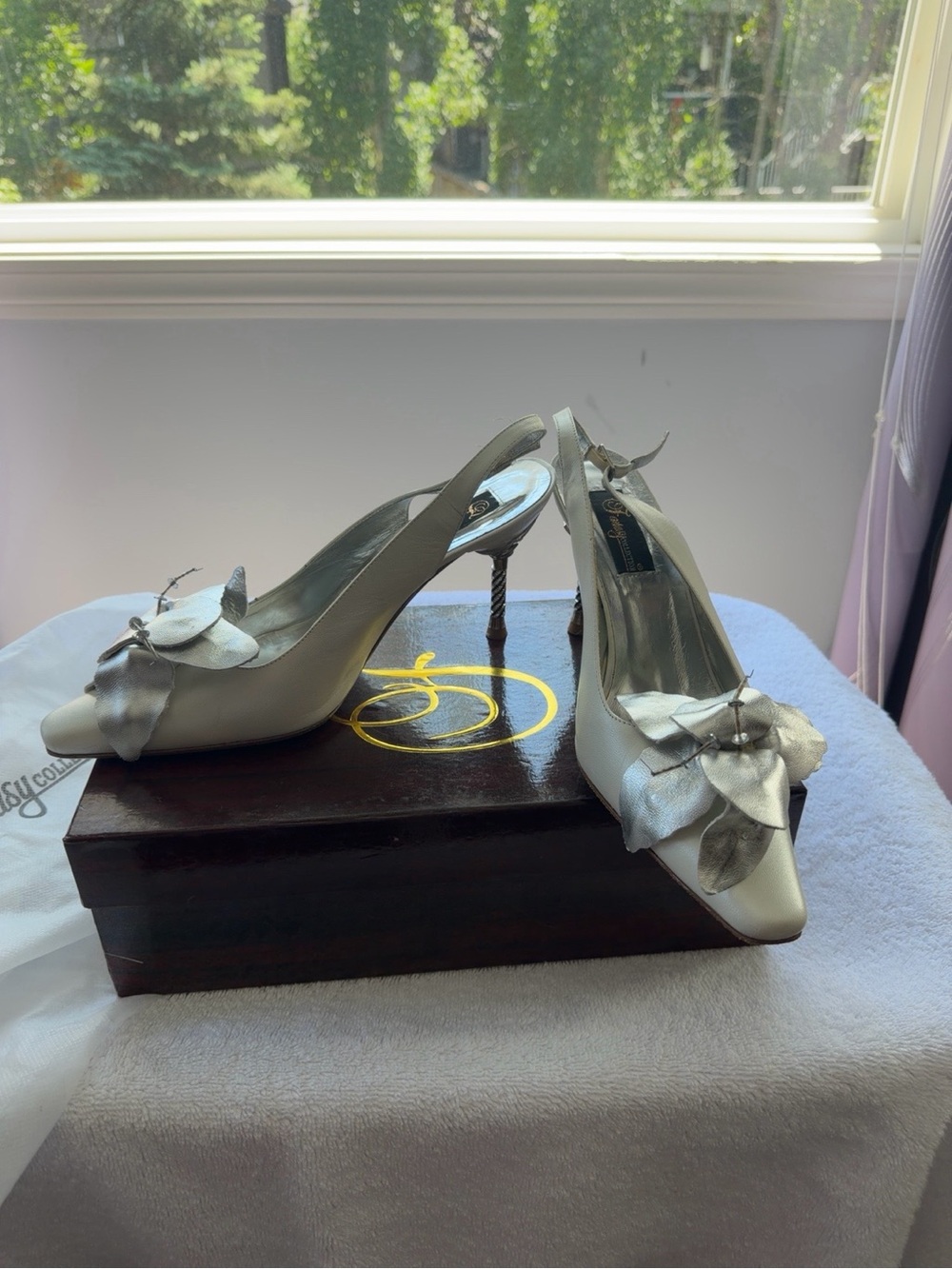 Vintage Fantasy Collection White Leather Slingback Heels Silver Floral Accent